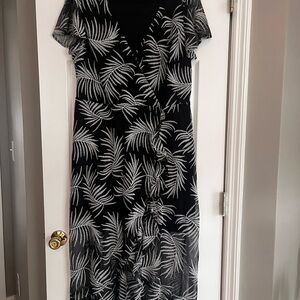 Kensie Black and White Flutter Sleeve Maxi Dress